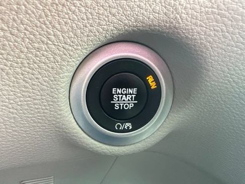Used 2019 Chrysler Pacifica Limited w/ Advanced Safetytec Group FWD image 21