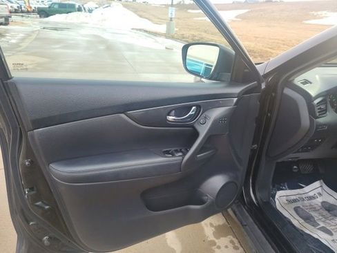 Used 2018 Nissan Rogue SV w/ Premium Package image 12