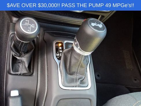 Used 2025 Jeep Wrangler Unlimited Sahara AWD/4WD image 17