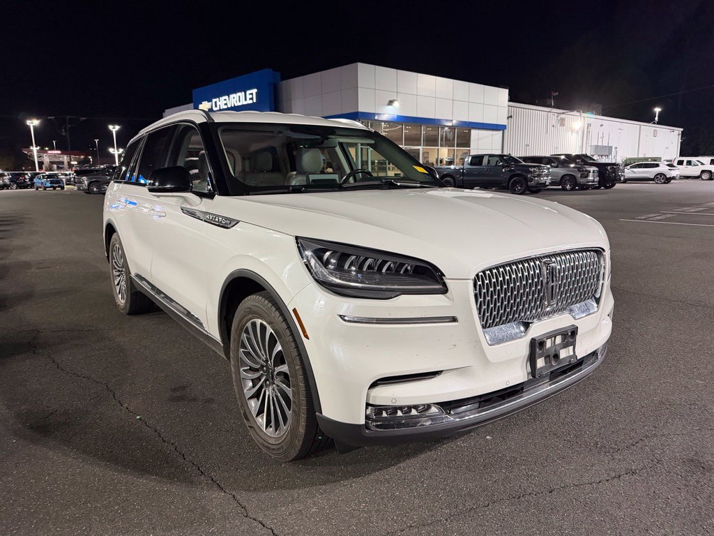 Used 2020 Lincoln Aviator Reserve w/ Elements Package Plus AWD/4WD image 3