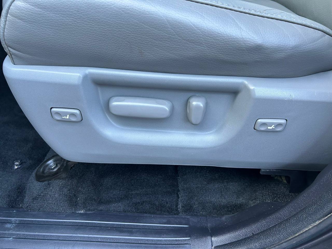 Used 2018 Toyota Sequoia SR5 w/ Premium Package AWD/4WD image 9