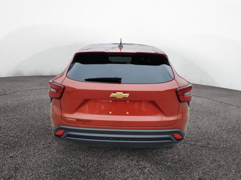 Used 2024 Chevrolet Trax LS w/ LS Convenience Package FWD image 6