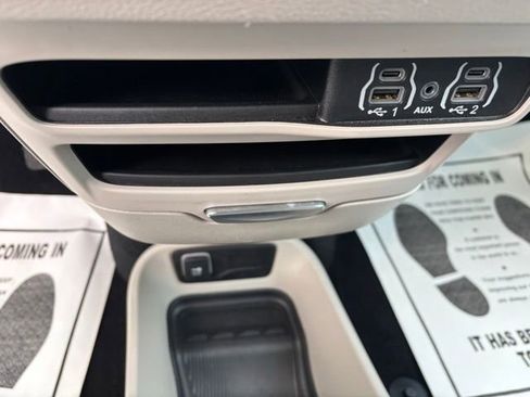 Used 2024 Chrysler Pacifica Touring-L image 13