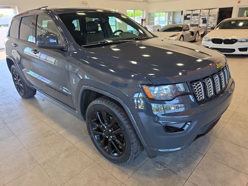 Used 2018 Jeep Grand Cherokee Altitude AWD/4WD image 5