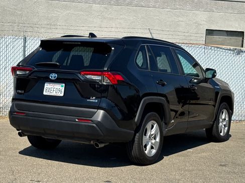 Used 2021 Toyota RAV4 LE AWD/4WD image 3
