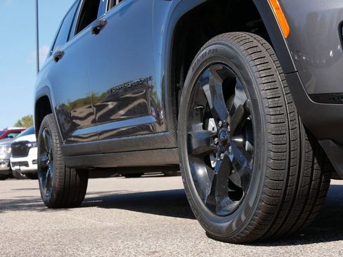 Certified 2025 Jeep Grand Cherokee L Limited w/ Luxury Tech Group II image 8