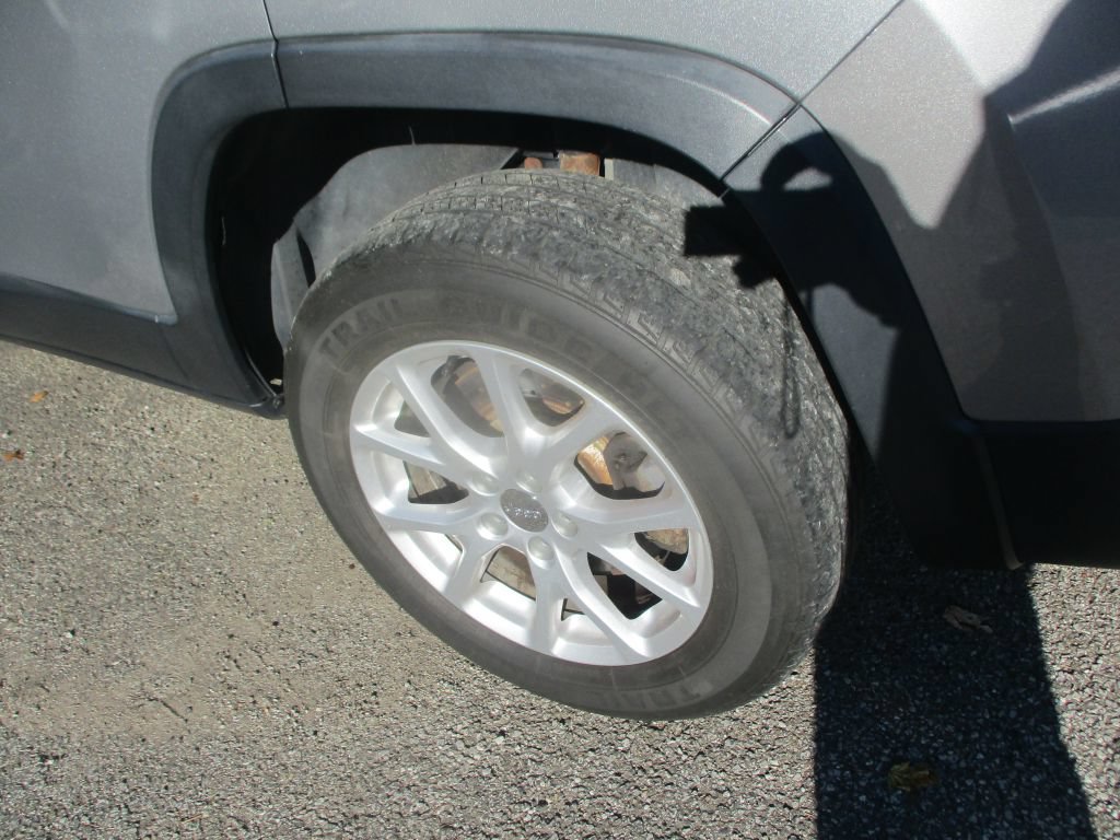 Used 2014 Jeep Cherokee Latitude AWD/4WD image 7