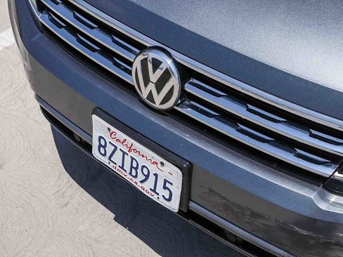 Used 2018 Volkswagen Tiguan SEL Premium FWD image 8