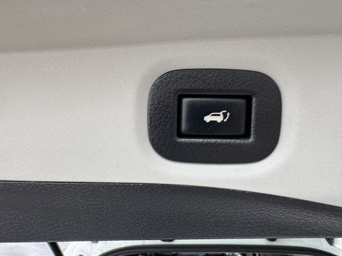 Used 2018 Nissan Rogue SV w/ Premium Package image 45