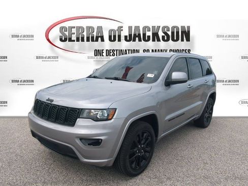 Used 2021 Jeep Grand Cherokee Laredo X AWD/4WD image 4