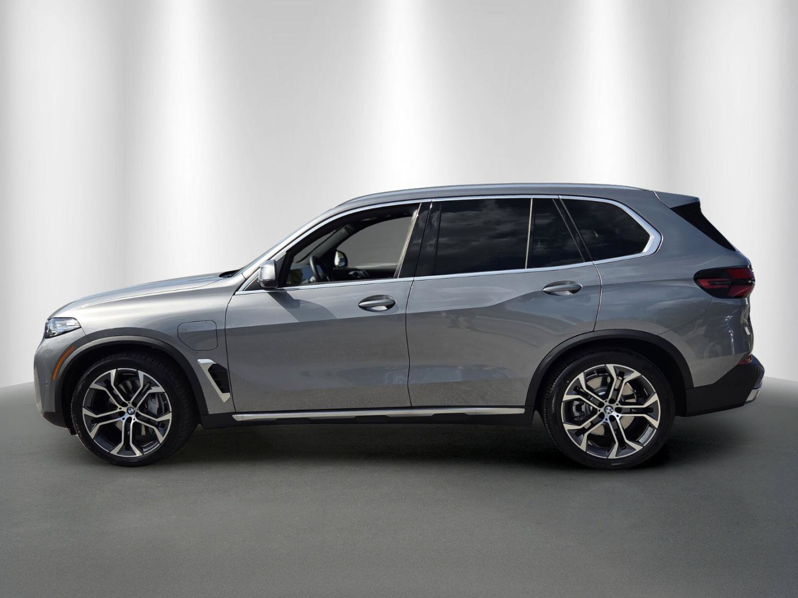 Used 2026 BMW X5 xDrive50e AWD/4WD image 3