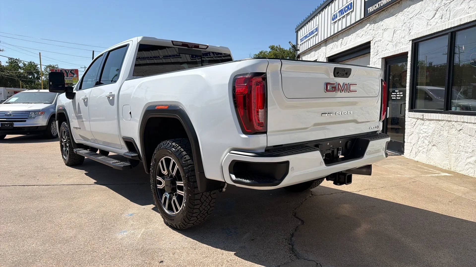Used 2020 GMC Sierra 2500 AT4 w/ Technology Package AWD/4WD image 2