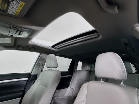 Used 2019 Toyota Highlander XLE w/ Protection Package #3 AWD/4WD image 14