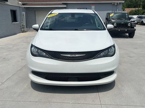 Used 2022 Chrysler Voyager LX image 2