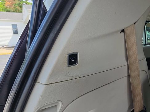 Used 2019 Chrysler Pacifica Touring-L FWD image 31