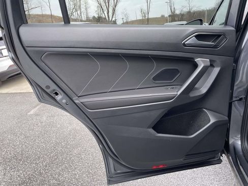 Used 2023 Volkswagen Tiguan SE image 2