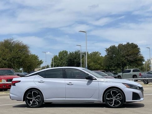 Used 2023 Nissan Altima 2.5 SR w/ SR Premium Package FWD image 3