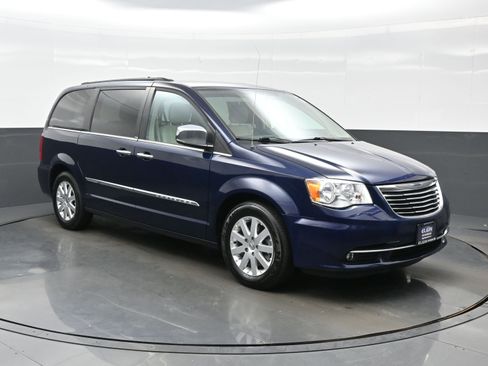 Used 2012 Chrysler Town & Country Touring-L w/ Entertainment Group #2 FWD image 8