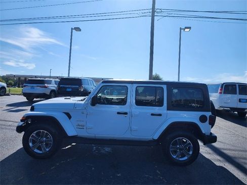 Used 2022 Jeep Wrangler Unlimited Sahara image 5