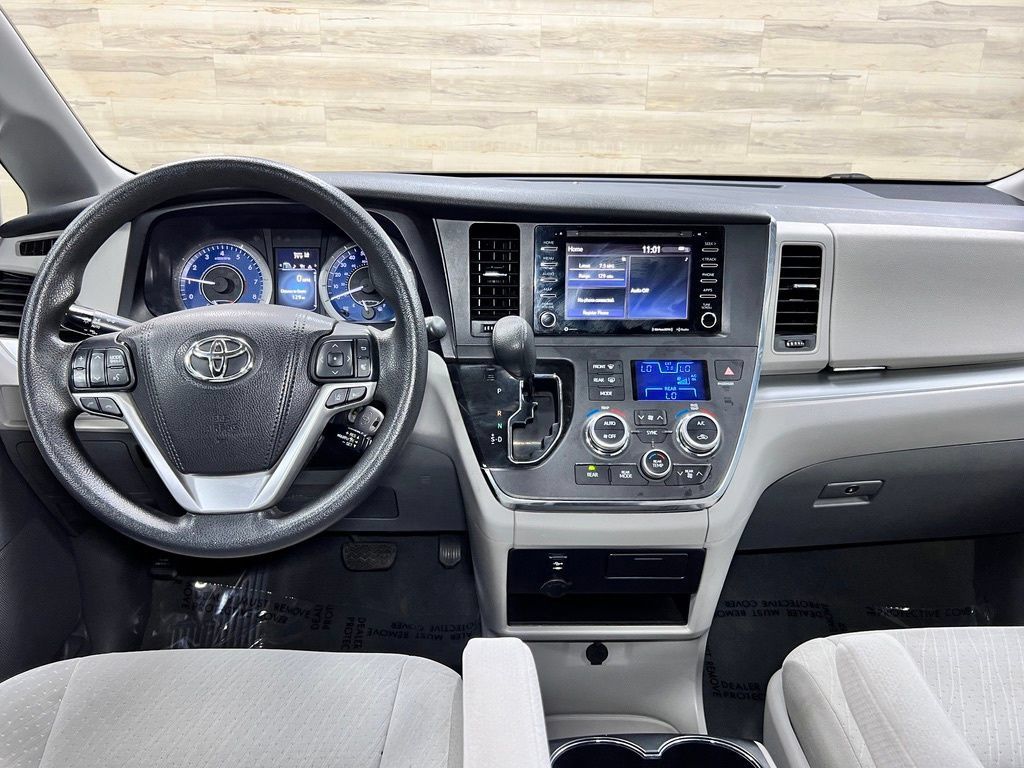 Used 2019 Toyota Sienna LE FWD image 2