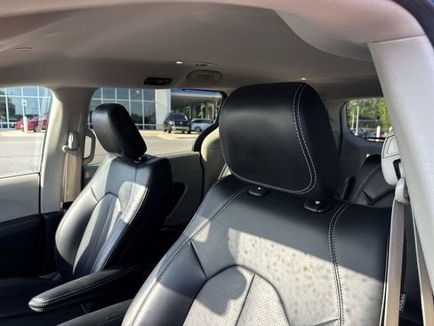Used 2023 Chrysler Pacifica Touring-L FWD image 12