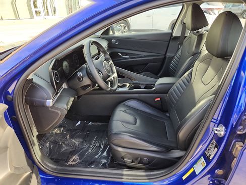 Used 2023 Hyundai Elantra Limited image 11