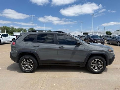 Used 2022 Jeep Cherokee Trailhawk w/ Comfort/Convenience Group AWD/4WD image 2