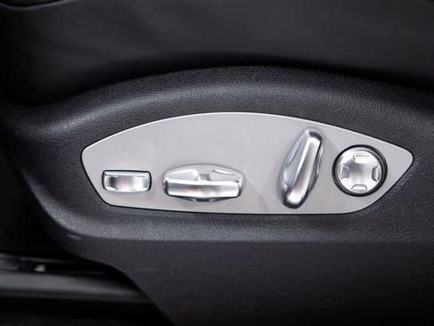 Certified 2025 Porsche Macan image 19