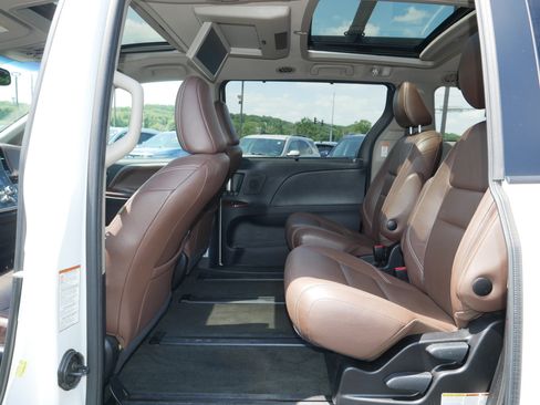 Used 2017 Toyota Sienna Limited Premium AWD/4WD image 16