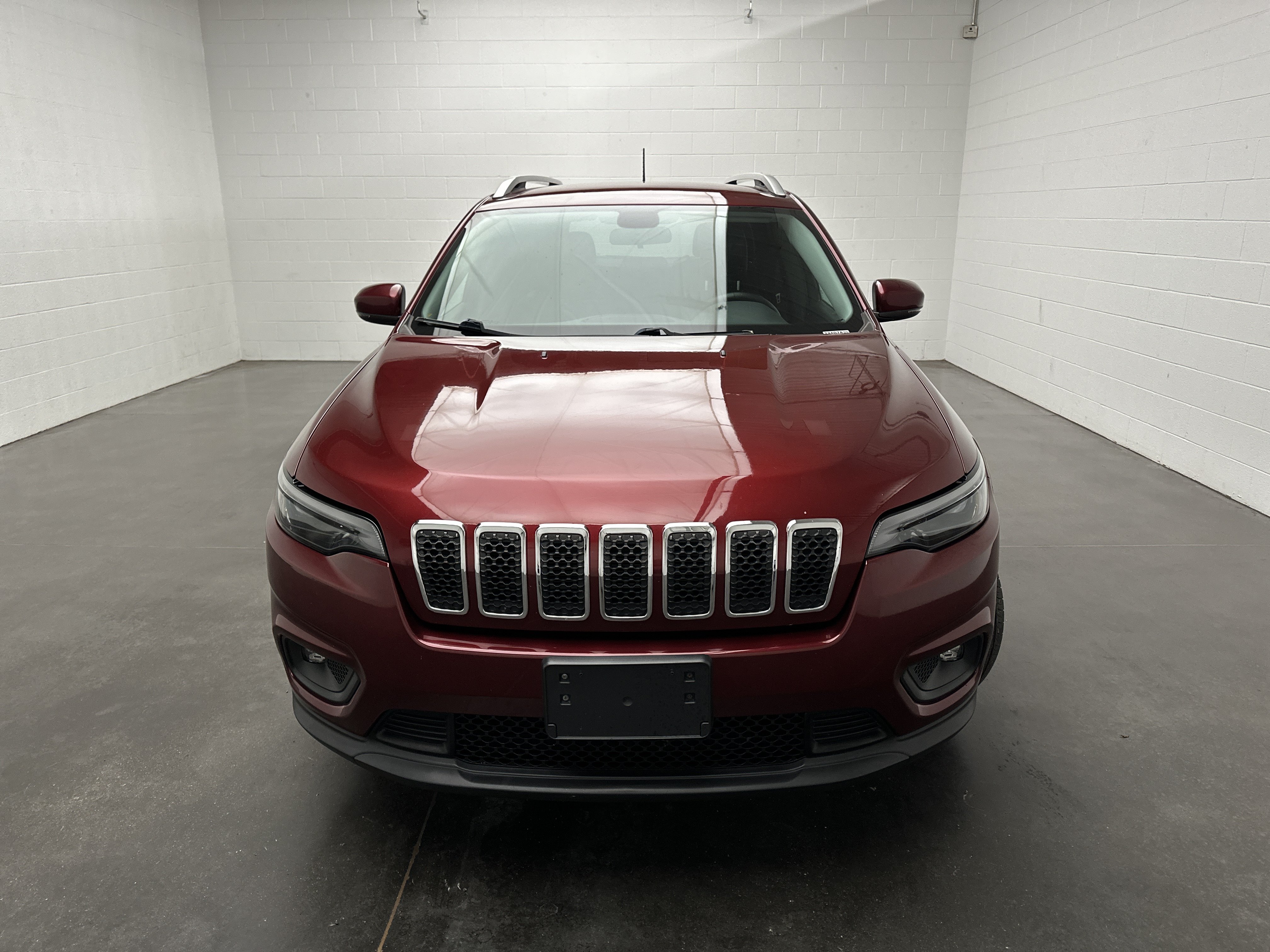 Used 2019 Jeep Cherokee Latitude Plus w/ Cold Weather Group AWD/4WD image 3
