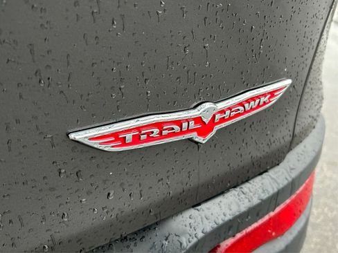 Used 2017 Jeep Cherokee Trailhawk image 15