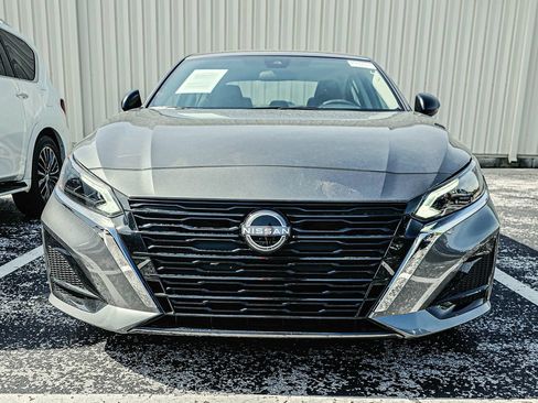Used 2025 Nissan Altima 2.5 SV FWD image 2