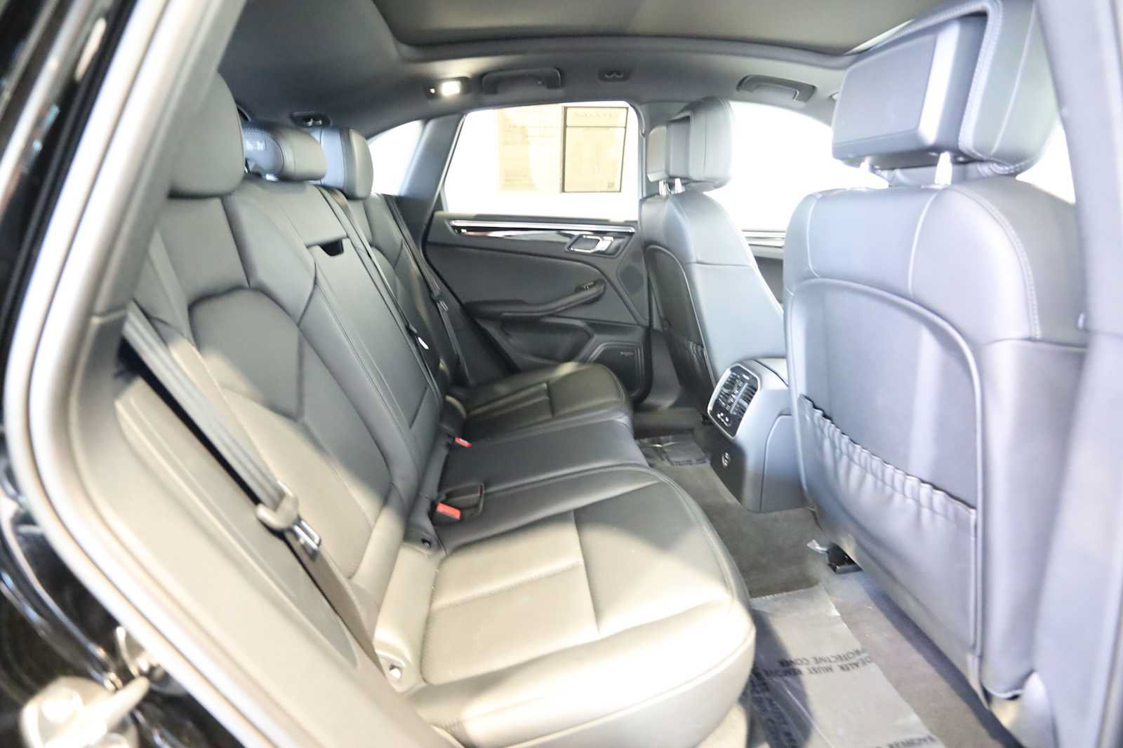Used 2025 Porsche Macan AWD/4WD image 13