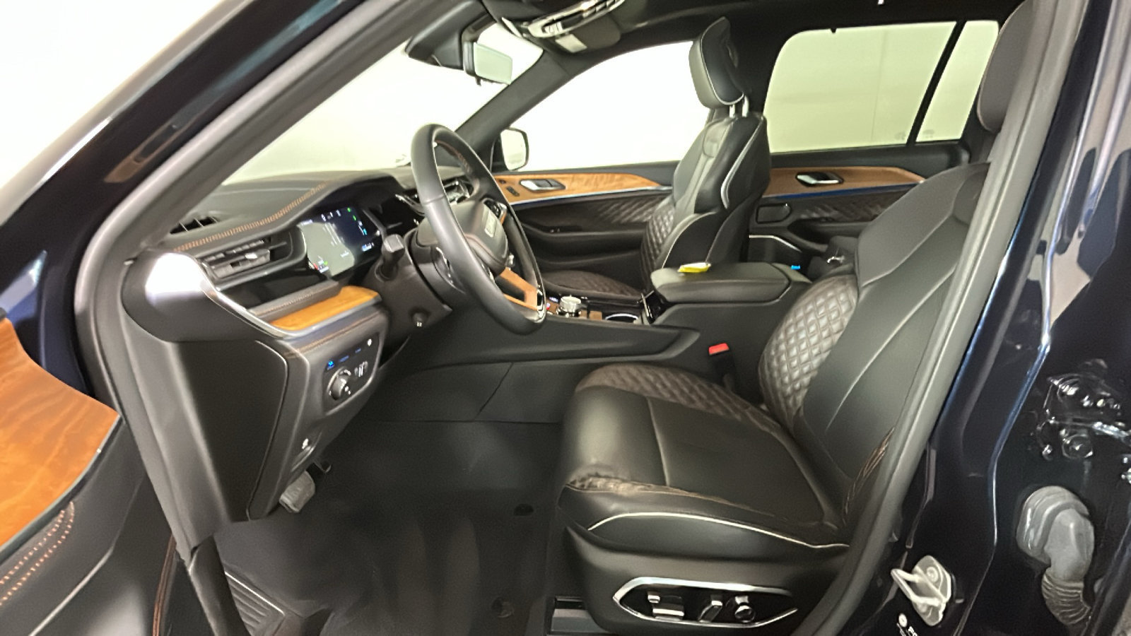 Used 2022 Jeep Grand Cherokee Summit AWD/4WD image 14