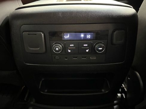 Used 2018 GMC Yukon XL Denali image 32