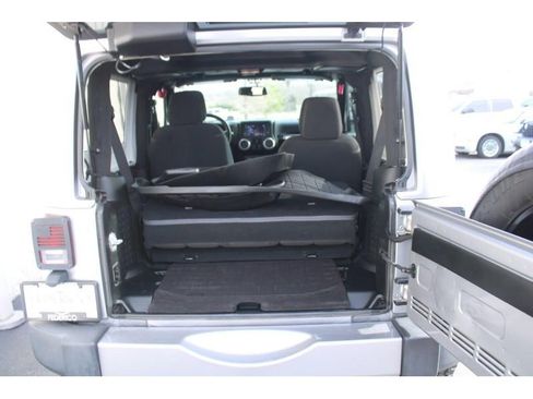 Used 2018 Jeep Wrangler Sahara w/ Connectivity Group image 7