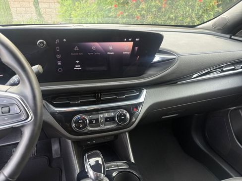 Used 2025 Buick Envista Sport Touring image 17