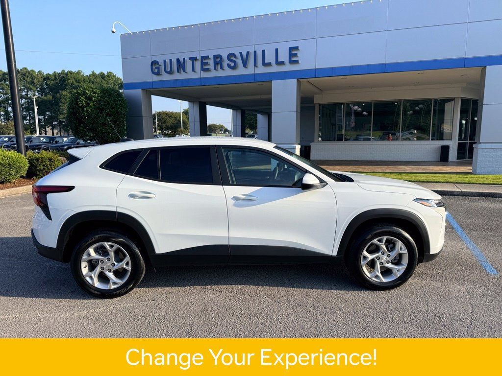 Used 2024 Chevrolet Trax LS w/ LS Convenience Package FWD image 4
