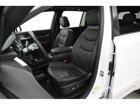 Used 2025 Cadillac XT6 Premium Luxury image 39
