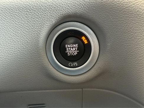 Used 2020 Chrysler Pacifica Touring-L FWD image 26