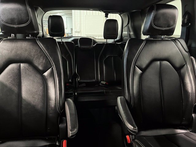 Used 2025 Chrysler Pacifica Select FWD image 11