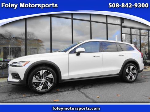 Used 2024 Volvo V60 B5 Cross Country Plus image 1