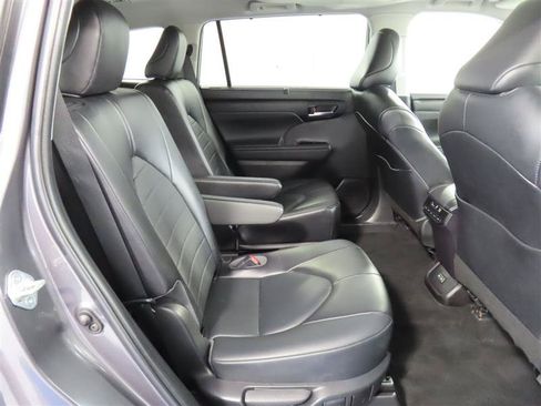 Used 2022 Toyota Highlander XLE FWD image 36