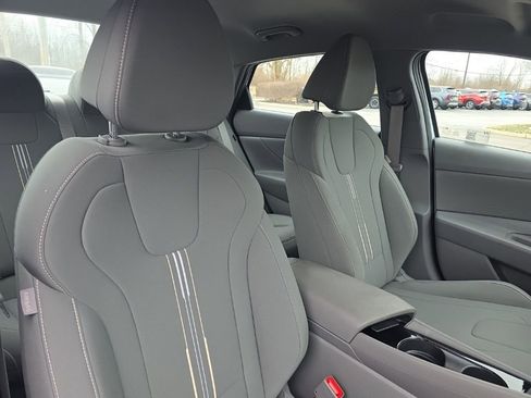 Used 2025 Hyundai Elantra Blue image 40