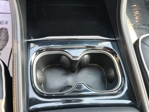Used 2024 Chrysler Pacifica Premium FWD image 32
