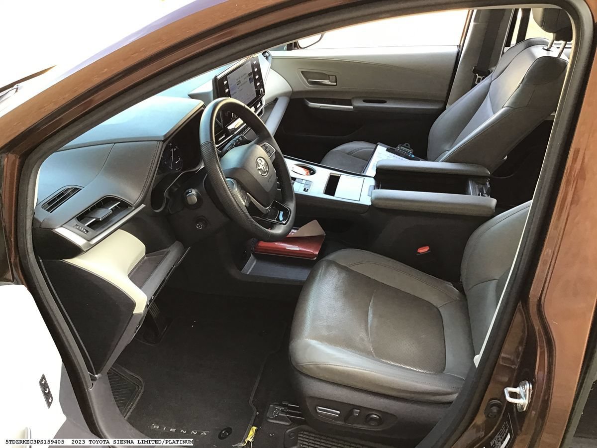 Used 2023 Toyota Sienna Limited FWD image 8