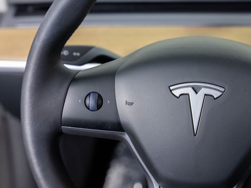 Used 2023 Tesla Model Y Performance image 35