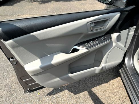 Used 2017 Toyota Camry LE image 9