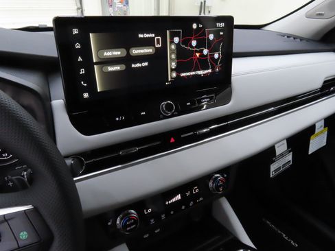 New 2025 Mitsubishi Outlander SE image 16