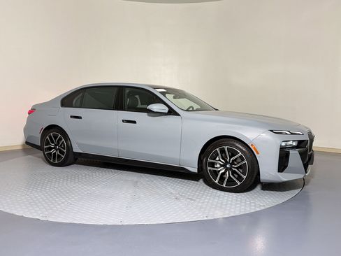 Used 2025 BMW 740i xDrive AWD/4WD image 7